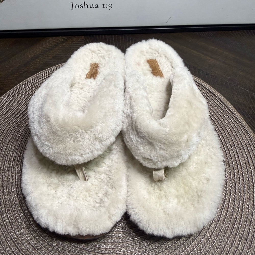 OluKai Cream Plush Faux-Fur Flip-Flop Slippers - Women's SZ-8- Box15